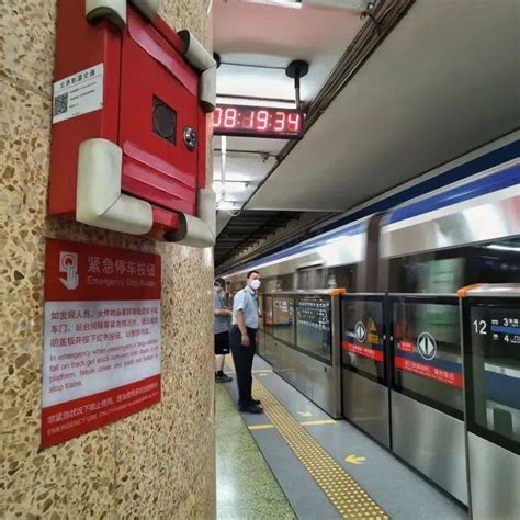 北京地铁2号线翻入轨道乘客身份
