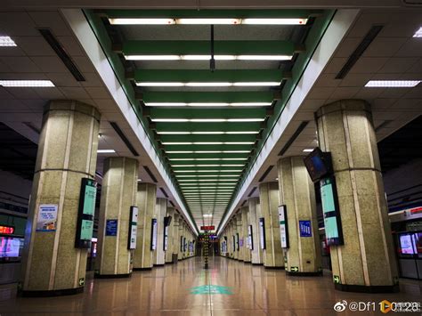北京地铁2号线翻站台门