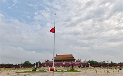 北京天安门下半旗志哀图片