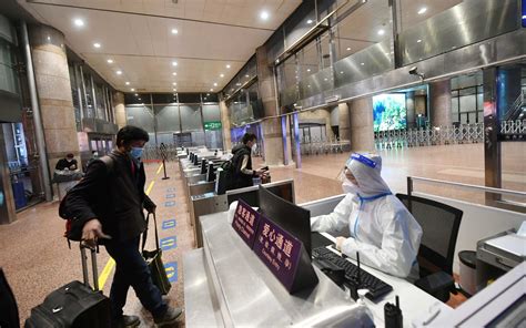 北京西站旅客戴口罩穿防护服