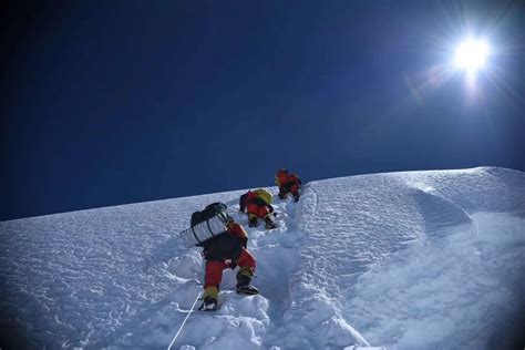 十七名登山队员遇到雪崩