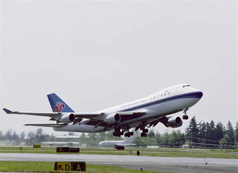 南航波音747登机