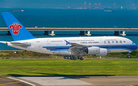 南航a380在深圳机场降落