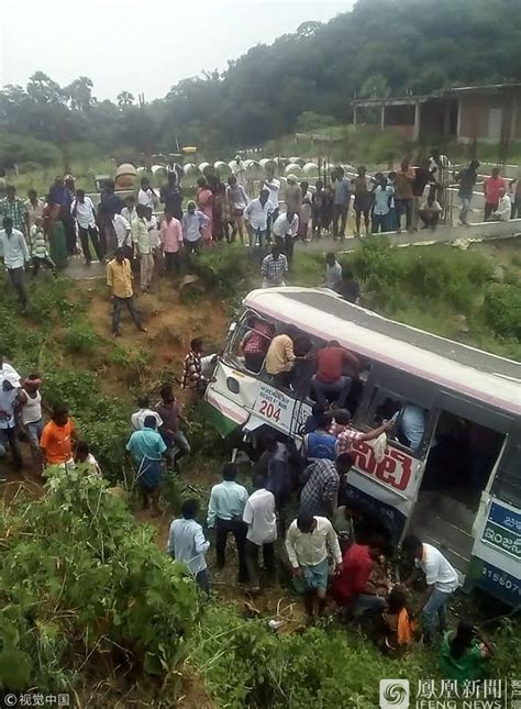 印度一辆客车坠入山谷致16死
