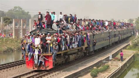 印度火车挂满人出事故现场