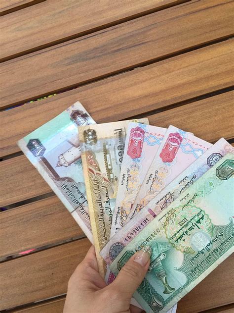 去迪拜要换当地货币吗