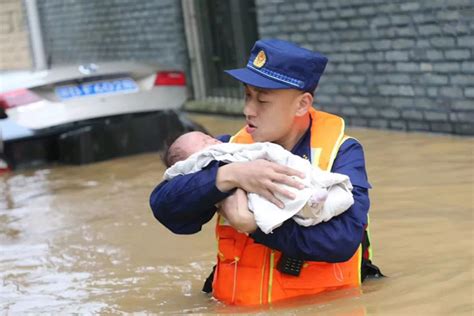山洪来袭时男子在洪水中紧抱孩子图片