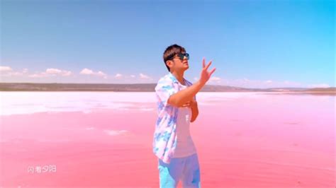 周杰伦《粉色海洋》MV上线头条图片