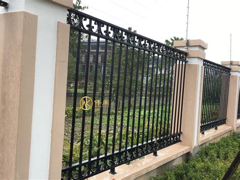围墙铁艺栏杆安装施工方案