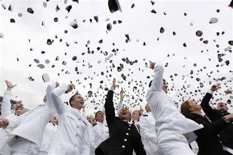 国外大学毕业穿机甲上去领奖