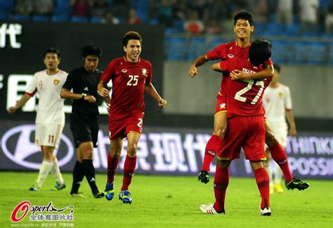 国足0比5惨败泰国赛后球迷