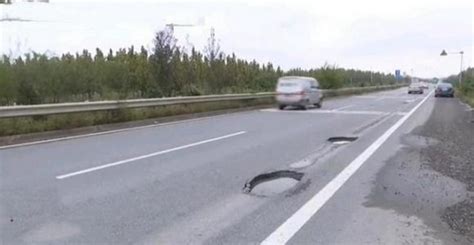 国道因为路面大坑发生交通事故