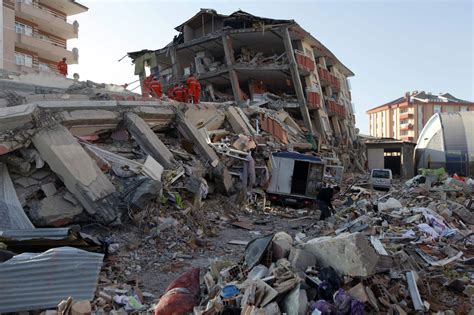 土耳其地震中房屋倒塌的现场视频