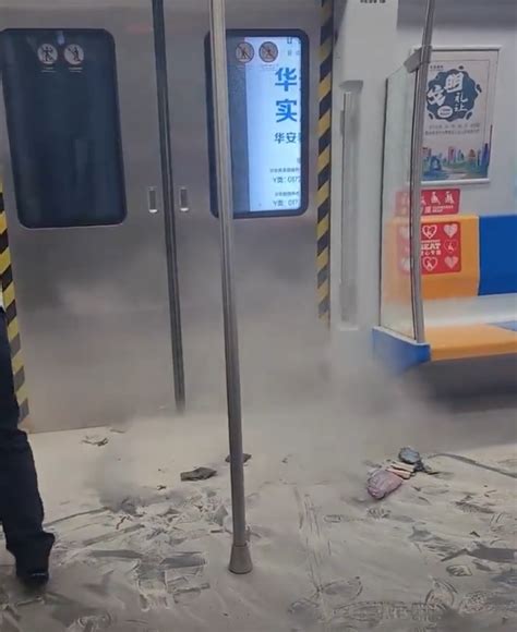 地铁上充电器爆炸