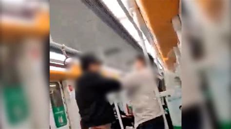 地铁两男子因口角互殴黑衣男子