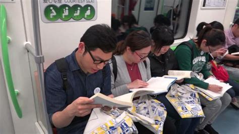 地铁里光线稳定可以看书吗