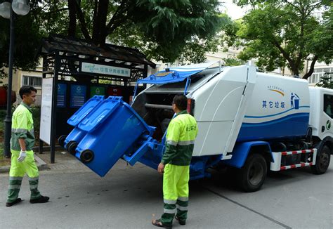 城市垃圾车工作的视频