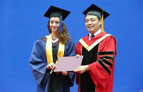 外国留学生在中国的毕业礼