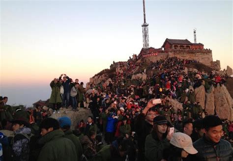 多名游客夜爬泰山