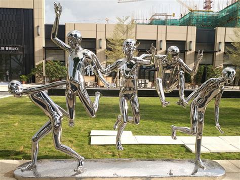 大型不锈钢人物雕塑设计