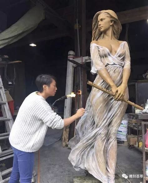 大型女雕塑