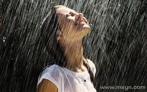 女人梦见大雨淋湿自己