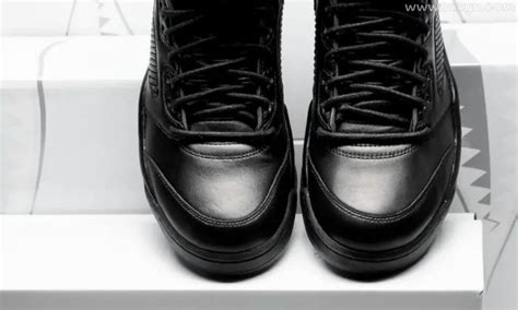 女人梦见黑色的鞋子