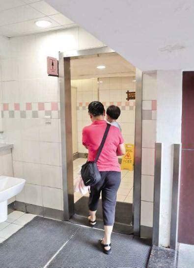 女子带儿子进女厕所