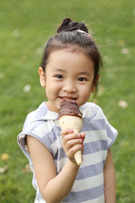 女孩在梦中吃冰淇淋被人拍到