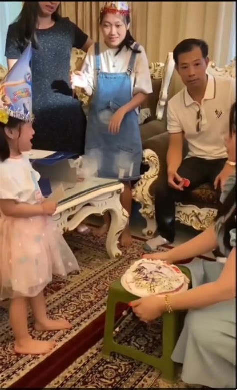 女孩生日蛋糕被姑姑压扁完整视频