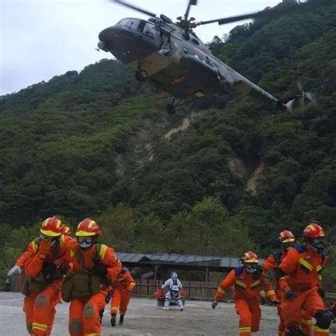 妻子地震遇险丈夫驾直升机救援