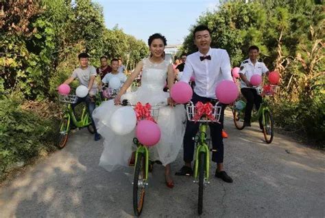 婚礼新娘脚受伤骑单车