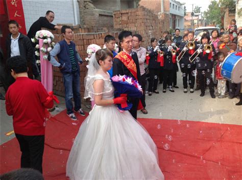 婚礼现场农村习俗新娘被按头