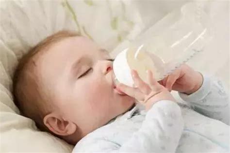 婴儿呛奶预防和处理