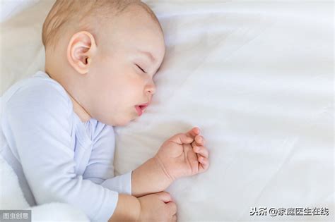 婴儿睡觉不踏实翻来覆去还易惊醒