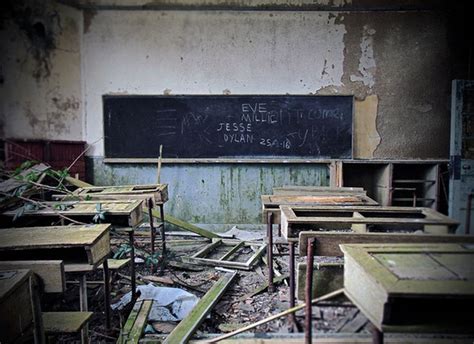学校中的废弃教学楼