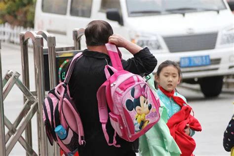 宁波市七中家长接孩子放学