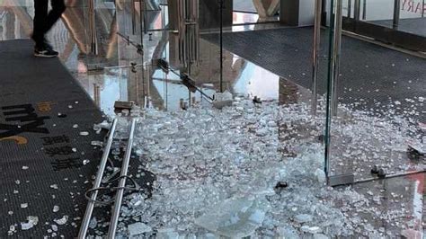 客人住酒店把玻璃门弄碎了受伤了