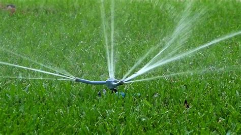 小区喷草坪的水是什么水