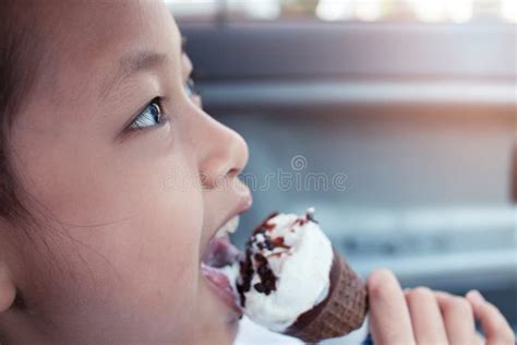 小女孩在车上做梦吃冰淇淋