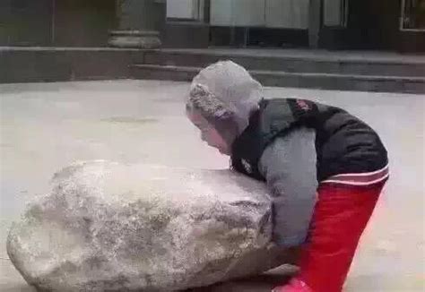 小学生买小石头收到大石头