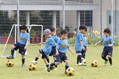 小孩在家练习足球