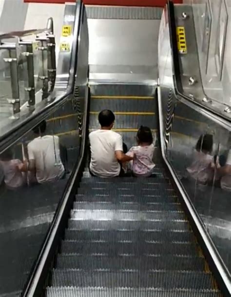 小孩坐扶梯出事故视频