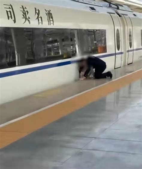 小孩掉进高铁站台缝隙全视频