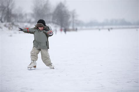 小男孩滑冰转4圈