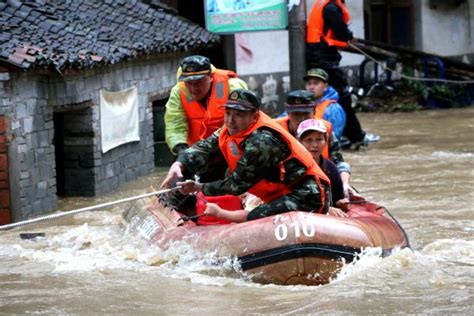 山村被洪水围困救援队伍