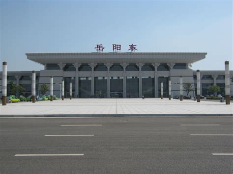岳阳东站附近的租车公司