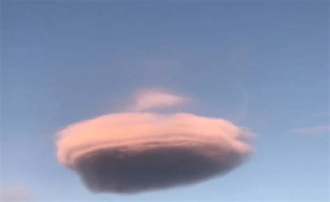 巨型粉色弧状云