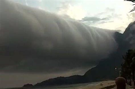 巴西一处海滩出现巨大的卷轴云