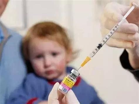 带孩子去接种疫苗死亡